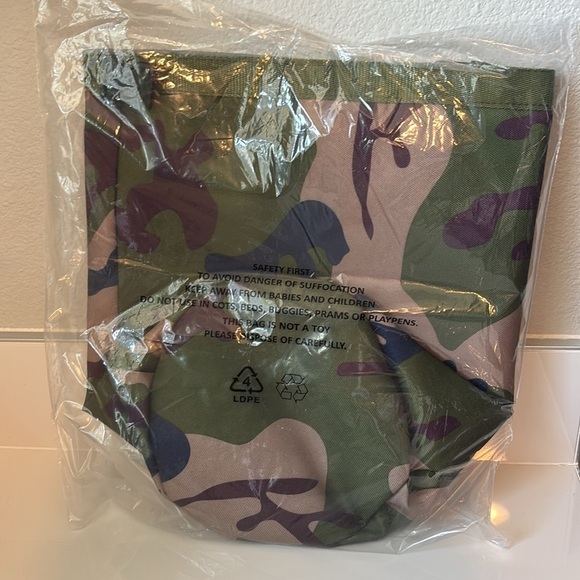ROVERLUND Out of Office Kibble Storage Bag in Camouflage New with tags! - Picture 3 of 6